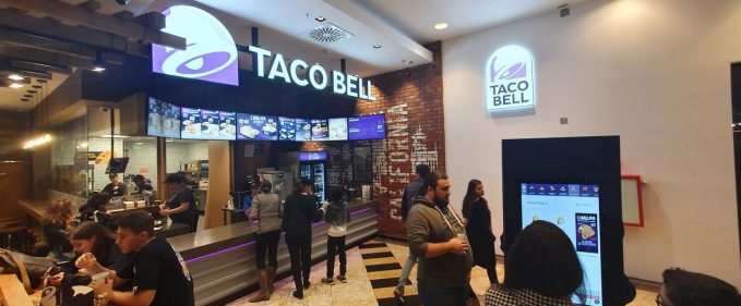 Taco Bell Băneasa te forțează să comanzi doar la infochioșcuri și nu merge deloc bine
