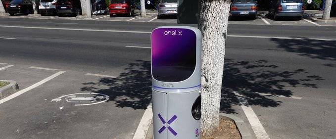 A apărut o stație de încărcare EnelX pentru mașini electrice în cartier