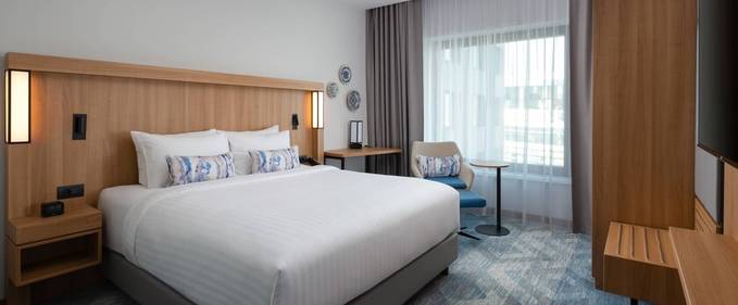 O idee mișto: Courtyard Marriott are preț special pentru o cameră și proiecția filmului Tenet în ea