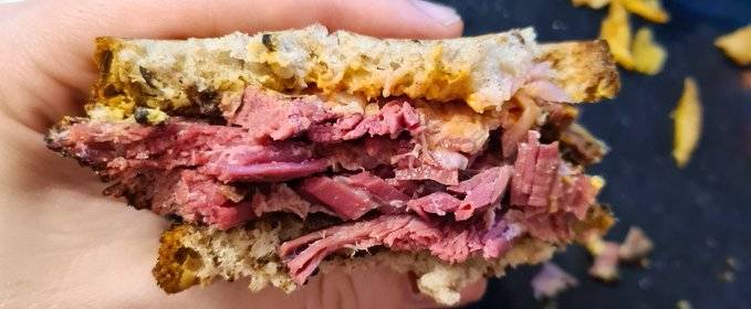 La GRABit: sandviș cu pastramă de vită ca în New York