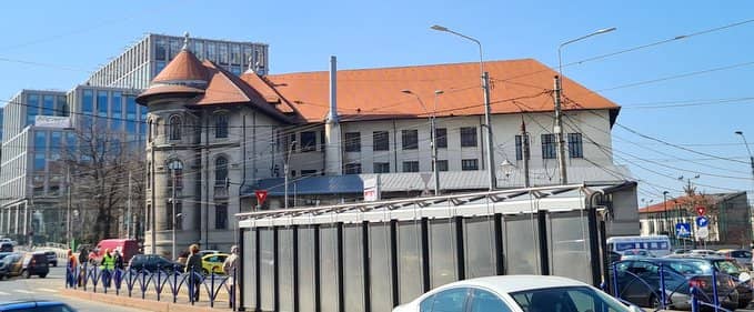 Iată o idee năstrușnică: ce-ar fi să reconstruim și liceele vechi?