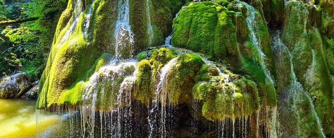 Cascada Bigăr s-a prăbușit, dar oamenii rămân neschimbați