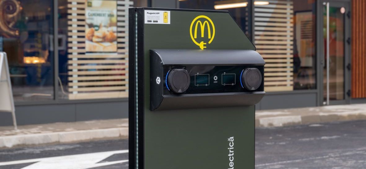 Noul McDonald’s are și stație de încărcare mașini electrice (plus: am încercat noul Bon Beef)