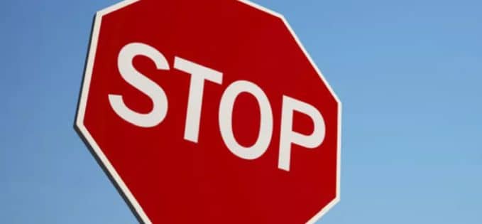 Mașinile autonome vor opri întotdeauna complet la semnul Stop