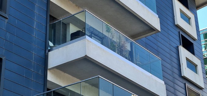 De ce ai pune țepi pe toată balustrada balconului? Nu plănuiești niciodată să stai rezemat de ea?