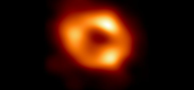 Gaura neagră din centrul galaxiei noastre a fost fotografiată pentru prima oară