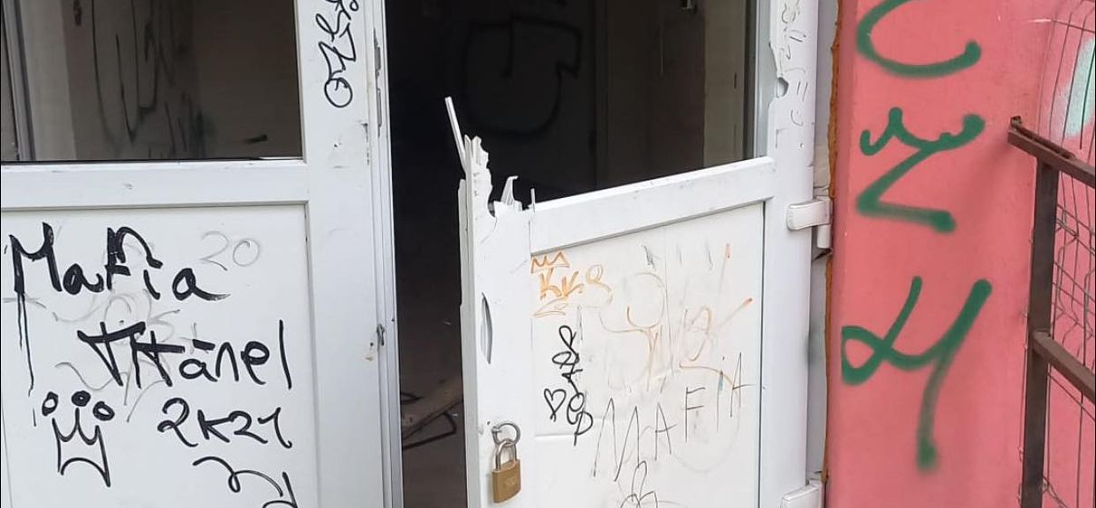S-a vandalizat o toaletă, dar n-a fost ochi care s-o vază