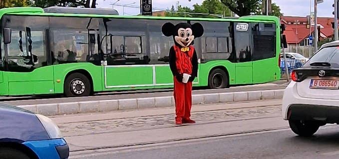 Un Mickey Mouse în intersecție