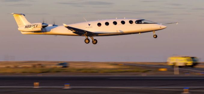 Un avion complet electric a intrat în faza de testare cu primul zbor. Așa începe schimbarea și în aviație