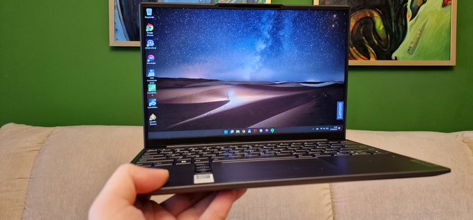 Review Lenovo Yoga Slim 7i Carbon (13IAP7), un ultrabook performant și cu greutate sub 1 kilogram