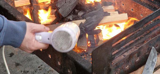 Un truc bun: cărbunii se aprind imediat cu un feon simplu