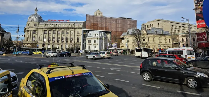 Gata, Piața Romană a fost ireversibil stricată de o clădire galbenă de sticlă
