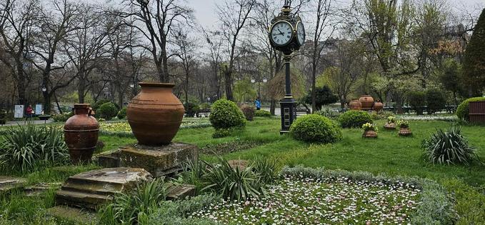 Cum arată parcul Cișmigiu astăzi: un mix de nou și vechi, de paragină și… mai puțină paragină