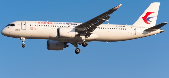 Primul avion chinezesc de mari dimensiuni, Comac C919, a făcut zborul inaugural cu pasageri