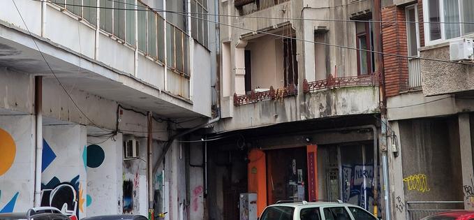 Un bloc înghesuit în altul vizavi de Sala Palatului