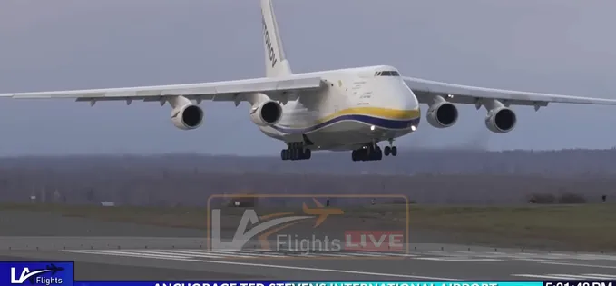 Un uriaș Antonov 124 și un vechi Douglas DC-3 (80+ ani) aterizând
