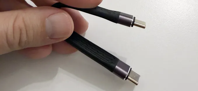 Am cumpărat un cablu USB-C de 13 cm pentru transferuri rapide de date și încărcare