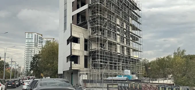 Miracol în București: clădirea abandonată de pe Barbu Văcărescu va fi finalizată