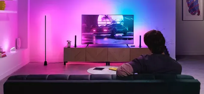 Am testat câteva lămpi RGB de la WiZ, inclusiv o veioză de perete cu lumină indirectă