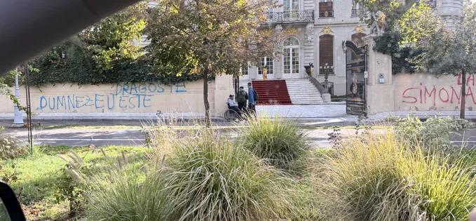 Cineva a vandalizat palatul lui Becali din Piața Victoriei