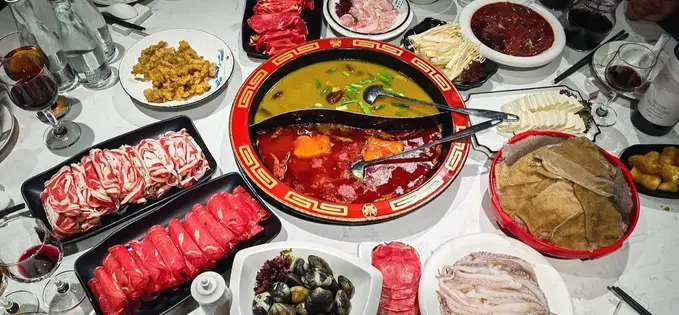 Am fost la Shuyu Fish & Hot Pot, unde poți mânca printre altele și o supă de penis de vită