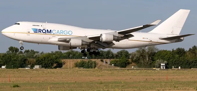 Știați că o companie aviatică românească operează două Boeing 747 înregistrate în România?