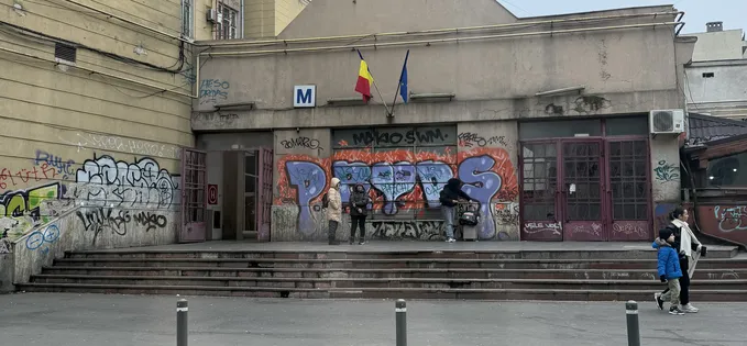 Vă vine să credeți că așa arată intrarea în Gara de Nord, principala gară a capitalei și cea mai mare din țară?