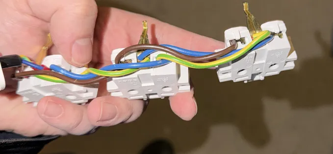 Am cumpărat o priză cablată greșit în interior de producătorul ei