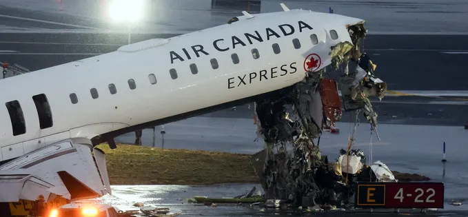 Cât ghinion să ai ca să lovești o mașină pe pista unui aeroport?