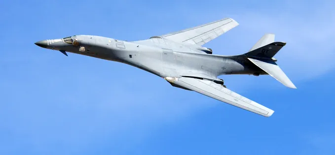 Războiul modern: te uiți live pe hartă la bombardiere B-1 Lancer în zbor