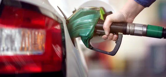 Statul limitează adaosul comercial la carburant, dar de ce nu scade și accizele care reprezintă 60% din prețul său?