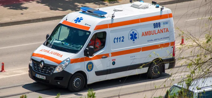 Când vine din spate o ambulanță, trage-te spre dreapta