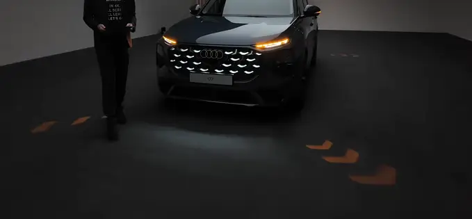 Ce a mai inventat Audi: noul Q7 proiectează semnalizatoarele și pe asfalt, în afara mașinii