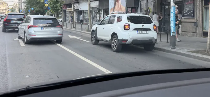 Pe avarie pe Magheru, pe banda autobuzelor, cu nonșalanță