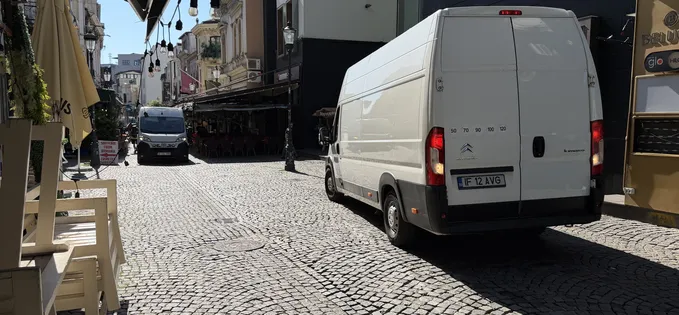În Centrul Vechi se circulă cu mașina (dar stupid) și ce probleme are de fapt zona