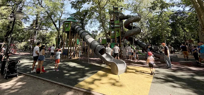 Parcul Cișmigiu a fost acoperit, din nou, de găinaț