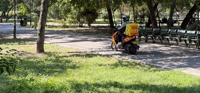 Cu scuterul de Glovo prin parcul Cișmigiu