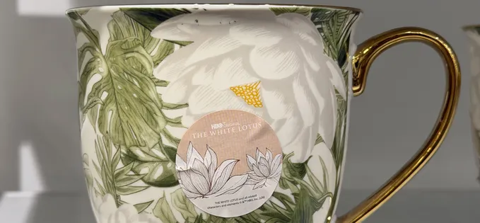 Pepco vinde produse de casă cu serialul White Lotus (și cu FC Barcelona)