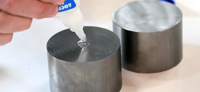 Clipul de sâmbătă: din ce este făcut super glue și de ce lipește așa bine